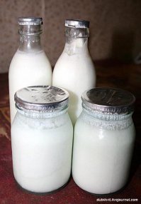 Девочки такие тоже бывают :) их пацанками называют. Я из таких.
Но я все свои приключения нашла до школы. 
В 3 года прыгала у бабушки во дворе на железной кровати пружинной, упала, об торчащую пружину порвала губу верхнюю от носа до губы. Кровища фонтаном хлещет. Ну что, плакать что ли, не интересно. Пошла к колонке, водой кровь смывать. Зашивать не стали, само зажило(шрам остался небольшой).
В 4 года я решила что я боксер :) помните такие баночки 200 мл, в них сметану продавали, одела такие на обе руки, снять не смогла :) так и бегала с ними по двору, пока не споткнулась и не упала. Баночки вдребезги, руки в кровь  на руках теперь шрамики белые.
В 5 лет сломала руку, лазила через дверь без стекла, запнулась и упала на руку.
В 6 лет упала головой на радиатор отопления, причем затылком :) вот тут уж пришлось зашивать
А в 7 лет пошла в школу и остепенилась