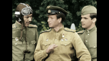 Художница раскрашивает старые черно-белые снимки и оживляет историю на наших глазах