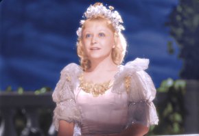 Художница раскрашивает старые черно-белые снимки и оживляет историю на наших глазах