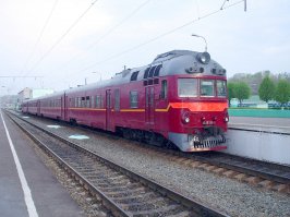 это они взамен венгерских Д1 наконец что-то делать начали?
кстати у Д1 дизель располагался сразу за кабиной машиниста, что было вполне удобно.