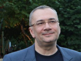 Это Костя Меладзе, он сам офигел узнав, что получил титул самого красивого мужика Украины.