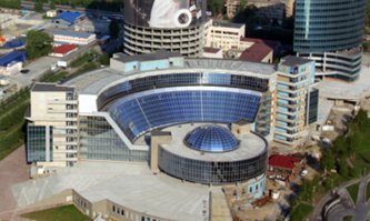 А чё  над ельцин-центром  флаг США то стесняются поднять ?  Тоже знамя победы своего рода... над СССР победы собственно.  Чёж наши  задолюбы  застеснялись то непонятно ?