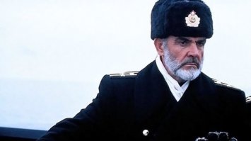 а вот этот считается русским злодеем? ведь он предал страну, хотел секретную лодку американцам пригнать вместе с командой. замполита убил...