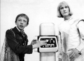 Каждый человек имеет право своего личного мнения о прошлом. Лично мне при всех совершенствах и тех прогрессе сегодняшнего, то время было намного лучше, веселей и радостней.Только не надо сравнивать то время с нынешним. Чтобы понять времена СССР, нужно было там пожить. 1956 год, всего 11 лет после войны. Я ещё тогда не родился. Но моя семья уже существовала. Моя старшая сестра 1955 года рождения. И я не скажу, что тогда было сильно скучно, без современных благ цивилизации. Сейчас даже несуразные цены, сравнивать нет никакого смысла. За-то продукты все были "настоящими", живыми. Пиво и молоко в магазинах кисло! Квас настоящий-хлебный. Работы "море", кругом требуются... Обсуждать образ жизни и сервис социализма, это как вспоминать времена 17-18 века. Иногда лежишь в постели и мечтаешь попасть на несколько дней назад в прошлое, в год эдак 1972-й. Однако мне более интересней было бы посмотреть, что будет твориться на Земле, лет через 100, а особенно в той местности, где  живёшь сейчас. Хочу машину времени...