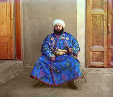 Русский фотограф Прокудин -Горский. Умел делать цветные фото ещё в 1902-1909 годах