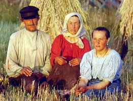 Русский фотограф Прокудин -Горский. Умел делать цветные фото ещё в 1902-1909 годах