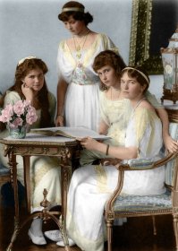 Русский фотограф Прокудин -Горский. Умел делать цветные фото ещё в 1902-1909 годах