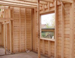 Я в СССР в детстве дядьке помогал домик строить... Дык там вообще просто было: домик из досок был, а стены опилками утрамбовывали... Просто засыпали в стены и трамбовали... Дёшево и сердито... На брёвна у дядьки денег видимо не было, а доски привозил откуда-то...