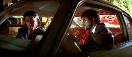 Женщина тщательно вымывает свой автомобиль