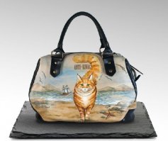 Много лет заказываю сумки и кошельки в этой фирме. Качество отличное. Кошки присутствуют. Не сочтите за рекламу. Фирма небольшая. Отправляют доставкой.