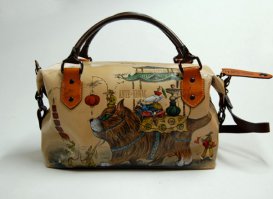 Много лет заказываю сумки и кошельки в этой фирме. Качество отличное. Кошки присутствуют. Не сочтите за рекламу. Фирма небольшая. Отправляют доставкой.