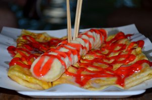 Блинчики это уличный шедевр фастфуда. С клубничным, банановым или ванильным кремом. По вечерам "блинщики" выкатывают свои тележки и на твоих глазах готовит. Всегда очередь и как правило 90% русские, или русскоговорящие.