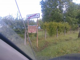 В одном посёлке Калининградской области, люди нерусской национальности рекламируют для продажи выращенный ими товар. Мимо проезжали, остановились чтоб сфоткать :)