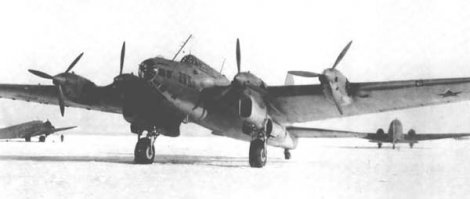 22 июля 1941 года ровно через месяц после начала войны германская авиация произвела первый налет на Москву. ПВО Москвы была на тот период одной из лучших это даже признавали германские летчики совершавшие налеты на Москву. Через день налет повторился на Москву падали фугасные и зажигательные бомбы. Вскоре налеты на Москву стали систематическими. Больших разрушений хотя бы близко сравнимых с теми которые германская авиация произвела в том же Лондоне в Москве ей сделать не удалось. К Москве прорывались единичные бомбардировщики производя отдельные разрушения в городе.

Налеты авиации противника побудили советское военно-политическое руководство нанести ответные удары по столице Германии Берлину. ВВС КА обладали необходимыми силами и средствами для нанесения подобного удара в частности основные дальние бомбардировщики ДБ-3 и ДБ-ЗФ (Ил-4) ВВС и Авиации флота могли со своих передовых баз достать до Берлина Еще большие возможности по нанесению ответных ударов по Германии имели новые ТБ-7 и Ер-2.

Первую бомбардировку Берлина произвели самолеты ДБ-3 ВВС Балтийского флота в ночь на 8 августа. Налет был удачным. Следующий удар Сталин решил нанести по Берлину более мощной силой - бомбардировщиками ТБ-7 и Ер-2. В бой были брошены полки 81-й дивизии, 432 ТБАП на ТБ 7 и 433 ТБАП на Ер-2 (такие обозначения получили 412 и 420 полки перед вводом в бой). На разработку операции Сталин дал всего один-два дня. Для выполнения налета были выбраны 12 наиболее надежных и боеспособных ТБ-7 и 28 Ер-2 10 августа отобранные самолеты перелетели на аэродром Пушкино под Ленинградом В Пушкино после очередной ревизии состояния машин количество отобранных ТБ-7 уменьшилось до 10 ТБ-7 и 16 Ер-2. Отведенные сроки на организацию  операции были явно недостаточными Отсюда поспешность в действиях штаба ВВС во главе с Командующим ВВС генералом П Ф Жигаревым.

В полет в основном должны были уйти ТБ-7 с дизелями М-40Ф.  Многие экипажи не имели необходимых навыков взлета на полностью загруженных машинах а только в таком варианте с полной загрузкой бомб и топлива имело смысл лететь на Берлин Проведенные расчеты показали что ТБ-7 с дизелями М-40Ф с бомбовой нагрузкой 4000 кг из них 2000 кг на внешней подвеске могли обеспечить полет на дальность со сбросом бомб в середине маршрута и благополучно вернуться на базу.

Секретность задания была такова что ПВО Ленинграда и Балтфлота об этой акции ВВС не имели ни малейшего представления Помимо этого ни зенитчики ни строевые летчики не имели в массе своей также ни малейшего представления о новых бомбардировщиках советских ВВС Учитывая состояние личного состава в начале воины незнакомые ТБ-7 и Ер-2 могли с большой долей вероятности стать целями для наших летчиков-истребителей и зенитчиков которые хорошо изучили внешние отличия немецкого Fw200 Кондор единственного четырехмоторного бомбардировщика Германии который изредка появлялся на советско-германском фронте Поэтому увидев ТБ-7 и зенитчики и летчики были уверены что палят и атакуют германский Кондор Кстати открываю книжку с общими видами советских самолетов где в разных ракурсах красуются и ТБ-7 и Ер-2 на ней стоит подписано к печати 21 июня 1941 года. А ведь еще надо отпечатать развезти по частям а на завтра была воина.

Самолеты утром 10 августа сели на незнакомый аэродром в Пушкино На ознакомление с новым аэродромом у экипажей было всего несколько часов. Уже вечером того же дня бомбардировщики начали разбегаться по полосе.

Прелести начались еще на старте Ер 2 Молодчего снес шасси о дренаж на краю аэродрома (мощности М-105 не хватало для взлета перегруженных Ер 2 и машины имели слишком большую длину разбега).

На ТБ-7 ╧42046 командира корабля майора Егорова отказали два правых дизеля М 40Ф сразу после отрыва самолета от земли ТБ-7 потерпел катастрофу После такого лихого начала Жигарев остановил операцию В результате на Берлин ушли 7 ТБ-7 и 3 Ер 2.

На самолете ╧42035 лейтенанта В Д Видного над оккупированной территорией загорелся левый внешний двигатель Экипажу удалось ликвидировать пожар Самолет продолжал лететь к цели с потерей высоты.За 370 км до Берлина были сброшены бомбы и машина легла на обратный курс Вскоре отказал еще один М-40Ф экипаж с трудом дотянул до нашей территории и совершил посадку на аэродроме Обухове.

ТБ-7 ╧42045 (командир капитан .АН. Тягунин) отбомбившись имел отказ одного из дизелей что давало экипажу возможность дойти до дома но беда не приходит одна Машину над побережьем Балтики весьма удачно обстреляли свои зенитчики добившись прямого попадания в самолет Тягунин посадил самолет на брюхо разбив машину С полным чувством выполненного долга на обратном пути отбомбившийся по Берлину Ер-2 лейтенанта Б А Кубышко сбил наш ошалевший И-16. Экипаж Ер-2 спасся на парашютах .

Ер-2 капитана А Г Степанова пропал без вести.

ТБ-7 ╧42055 (командир майор М М Угрюмов) отбомбился по Берлину В ходе полета несколько раз на больших высотах отказывали М-40Ф экипаж выполнил посадку на последних каплях керосина в Торжке Самолет ТБ-7 ╧42046 (командир старший лейтенант А И Панфилов) над территорией Германии обстреляли зенитки самолет получил значительные повреждения Экипаж сбросил бомбы и лег на обратный курс Затем из за масляного голодания отказали два М-40Ф Машина пошла на вынужденную на территории Финляндии При посадке пять человек погибли остальные пошли к линии фронта к своим У линии фронта они были взяты в плен финнами

Домой в Пушкино вернулись один TБ-7 старшего лейтенанта Пепегелова.

Еще при наборе высоты самолет ╧42036 Водопьянова был атакован истребителями И-16, но дошел до цели и отбомбился по Берлину. Над Германией самолет попал под зенитный огонь и был поврежден, затем выполнил вынужденную посадку в районе Йыхви на территории Эстонии, уже оккупированной немцами. Самолет был разбит, а экипаж остался живым Два дня пробирались к своим по территории, занятой немцами. Спасло их то, что вторым пилотом в экипаже был эстонец Пусеп, родившийся в Сибири и хорошо знавший язык своих предков, поэтому с местным населением общался только он, а остальные члены экипажа в контакт с местным "дружественным' населением не вступали Это помогло им выйти к своим живыми.

ТБ-7 ╧42045 командира корабля капитана Тягунина успешно сбили зенитчики Балтфлота ТБ-7 ╧42016 (командир корабля майор А А Курбан) бомбил Берлин, получил повреждения от зенитного огня и был разбит при вынужденной посадке в районе Ропши.

Результаты налета на Берлин были удручающие из ушедших на Берлин 10 машин вышли на цель и отбомбились только шесть В Пушкино вернулось только две машины За проведение столь "эффективной" операции кто-то должен был ответить Строго говоря, если бы не спешка в непосредственной подготовке к выполнению задания, может быть, все было бы более благополучно. Правда, отказы "злосчастных" М-40Ф вряд ли удалось исключить, но вот выбор нормального аэродрома базирования (аэродром в Пушкино был слишком малых размеров для перегруженных машин, особенно это касалось Ер-2) и оповещение своей ПВО можно было выполнить. Вину за спешку вполне можно возложить на Сталина вкупе со своими высшими авиационными генералами, которые не удосужились или побоялись сказать правду Хозяину о том, что за два дня такие серьезные операции не подготавливаются.

В более широком плане эта неудача была расплатой за годы предвоенной лжи, шедшей как сверху, так и снизу Липовые отчеты по боеготовности, пресловутое внимание сверху, кровавая вакханалия, ударившая по самому талантливому, что было в ВВС и авиа-проме - все это как в катализаторе отразилось и сфокусировалось в том налете на Берлин Но так глубоко никто копать не собирался, хотя многие из наиболее мудрых это понимали но молчали Поскольку "кадры решают все', и "кадры отвечают за все" - такой подход проще и доступней, а главное назидательней, решено было, как обычно, найти крайнего  Крайним оказался Водопьянов, его сняли с должности командира дивизии, сохранив звание комбрига и дав возможность летать дальше.