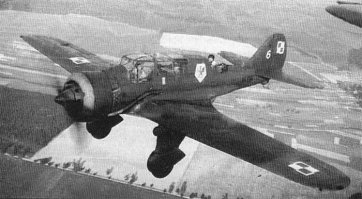 Вот основной польский бомбардировщик. "Карась". Одномоторный. 600 л.с. Трёхместный!!!!! Бомбовая нагрузка 700 кг. По сравнению с ним наши подустаревшие к началу войны СБ были  просто техническим шедевром.