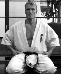 Третий дан по Кёкусинкай каратэ - это вам не майку в трусы заправлять. К тому же Дольф сих пор в хорошей форме.