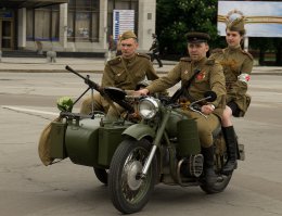 Стряхнул пыль, перекрасил. 
Где тут восстановление то?
Уж лучше бы оставил как было, да коляску к нему нашел, как по штату полагается. А если еще и с фитюльками войсковыми (лопаты канистры ящики турельки) цены не было бы.
Восстановление подобного аппарата выглядит примерно как на фото ниже.
А то, что продемонстрировал автор - просто колхозинг.