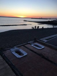 а здесь нет ничего странного, туалет на нудистском пляже