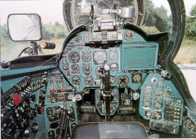 Это тебе, если ты ленивый до поиска картинок, по центру под правую руку орган управления, отвечающий за перекос основного винта, который отвечает за наклон вправо-влево-вперед-назад от центрального направления, под левую руку по левой стороне у кресла пилота ещё один орган управления, которую a.fey называет "ручкой "шаг-газ"" (можно и так назвать) и то что-то в называет "газ-тормоз" в ногах у пилота орган управления отвечающий за работу заднего винта. Да, и тема старая и она закрыта!