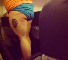 Не понятно, что на этом фото страшнее....))