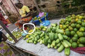 Чёт помидорок перехотелось. Она их там грязной пяткой футболит, тьфу, гадость.  Короче, я в Либерии скорей всего умер бы с голоду.