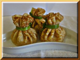 разврат с блинами))) вот я попроще сделаю именно на масленницу блинчики с начинкой в мешочках, НАЧИНКА КОТОРУЮ САМИ ПРИДУМАЕТЕ