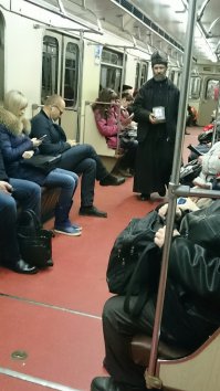 Бизнесс расширяется. Наверху, на небесах, правда, попрошайничество не налажено( никто оттуда еще не возвращался, тем более с барышами), а вот под землей привычнее - надо привыкать к загробной жизни в АДУ)))
Напротив меня сидел сотрудник полиции, так этот олень ряженый и ему прямо в нос свою кормушку сунул и что-то втирал...