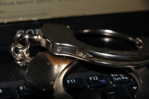 Может у меня не те наручники. Это простые наручники полицаев в США, ни какой острой необходимости не было, просто было интересно - смогу ли я. Нашёл на ютубе ролик, там открывали такие же наручники, верхняя пластина заменена на прозрачную что бы было видно механизм и процесс. Открывали проволочкой Г образной, посмотрел и начал открывать сам, начинал со скрепок разных размеров, слишком мягкие - разгибаются, самый подходящий материал - колечки от ключей, только очень тяжело согнуть - без тисков и молотка ни как ( иначе не получается угол) , так же нужны кусачки что бы откусить лишнее, после загиба длина нужна 3,5-4 мм, так мало не загнуть. Имея такую отличную отмычку, ролик с прозрачным замком, массу свободного времени, я смог только снять со стопора, отжать защёлку и открыть я  смог только один раз  за очень долгое время ( играл несколько дней). Метод подсовывания по гребёнке то же не сработал, туда тупо ни чего не лезет - очень узкая щель, хотел отрезать от регулировочных щупов полоску, да руки не дошли, и это может сработать, только если снят стопор. Мораль - такие наручники как у меня, теоретически снять можно, но не на самом себе ( просто руки так не вывернутся что бы осознанно замок ковырять, нужен помощник который будет открывать) , и если есть отмычка (отмычку на ходу не сделать, скрепки, шпильки, булавки и прочее - разогнутся, у колечка от ключей кончик без инструмента не загнуть)