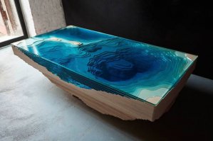 Уникальные столы из травертина и смолы, напоминающие лагуны