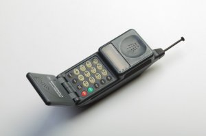 Севершенно верно )) и были еще "лотченые" телефоны.. у которых номер был на чип "прописан".. у меня в 90-х такой бы.. Моторолла.. модель уже не помню.. вот такого плана.. Пчелайн за 295 баксов продавал.. по акции второй бесплатно давали.. потом пошли примерно такие же, но уже симочные: