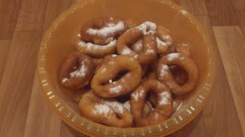 Ну, и главное не на чем делается, а рецепт и консистенция теста. На 90% я подошел к нему. Мои по вкусу почти те же уже (еще работаю над ним), пышнее (что не нравится, т.к. высушиваются быстрее).