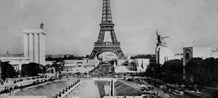 На этой выставки напротив наших Колхозницы и Рабочего стоял павильон Гитлеровской Германии . На фотографии виден бетонный блок с их курицей на верху .