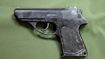 в конторе не было, а в командировки цинк всегда брали с собой,коллеги местные очень часто пострелять просили, только на картинках они это чудо видели:)
только тут на фото "понтовый", с накладками , у нас простые были