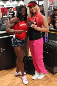 На прилагаемой фотографии - Марьяна Наумова, многократная чемпионка мира по жиму лёжа - как пишут украинские и американские СМИ, полуживая от стероидов. Рядом с ней - американская девчонка, которая хочет выступать в категории фитнесс-бикини, среднего уровня, проходящая все допинг-тесты, всего добившаяся, просто употребляя качественное спортивное питание дорогих марок. 
Не перепутайте.