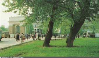 У станции метро "Семёновская"
1980—1982, Россия, Москва, ВАО, Соколиная гора
Направление съемки:северо-запад