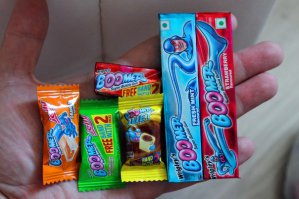 Это так же бимер бумером называют. Бимер - пиндосское сленговое название BMW (БиЭмДаблъю). Бумер - жвачка такая была