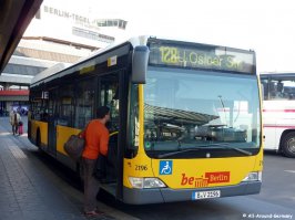 чем же они неудобны? как раз очень удобны автобус может ближе подъехать к остановочному павильону без боязни что двери зацепят бордюр, средний проем шириной метр с лишним даже если двери открываются во внутрь там пару колясок может уместится, и в ЕС они тоже есть вот вам Германия как пример