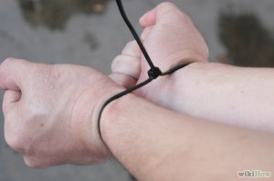 Такими стяжками кабель нормально не утянешь. Тонкие, рвутся, приходится по несколько рядом укладывать. А вот когда покупают нормальные, широкие, примерно 10-12мм шириной, то ими затягиваешь очень хорошо. И руками ее не порвешь. Даже если затянуть спереди. На ней кобылу повесить можно! Даже бокорезами с трудом перекусываются.