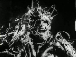 Тэцуо — железный человек / Tetsuo — The Ironman (1988).
Технофетишист пытается увеличить свою ногу, вставив в нее кусок металла — труба длиной 30 сантиметров. И… он снимает бинты с ноги и его самодеятельная хирургия не удалась! Он кричит и убегает… Тем временем некий бизнесмен едет в машине и они встречаются в результате автокатастрофы. Это начало конца для нашего бизнесмена, который медленно превратится в груду металлолома.
На IMDB присвоен статус хоррора.