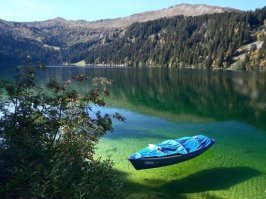 Раз уж стоит тег озёра, добавлю озеро Тургояк, Челябинская обл. Его называют младшим братом Байкала. Тургояк — второе по прозрачности озеро России.