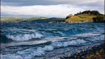 Раз уж стоит тег озёра, добавлю озеро Тургояк, Челябинская обл. Его называют младшим братом Байкала. Тургояк — второе по прозрачности озеро России.