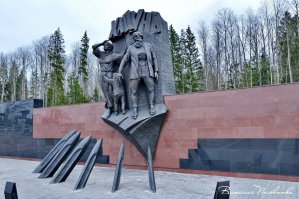 Деревня Хацунь. 25 октября 1941 года всё население деревни, включая укрывавшихся здесь жителей Брянска, Карачева и других населённых пунктов, было расстреляно фашистскими захватчиками (погибло 318 человек). Позднее, в 1942-м, немцы сожгли Хацунь дотла.