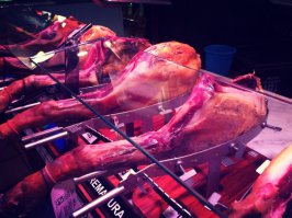 Рулька это печеное мясо, а хамон - вяленое
Основное отличие - отсутствие термической обработки.
Ну и понятно, что рулька печется два часа, а хамон делается 2 года.

Ниже фото (делал сам) - хамон (Барселона) и рулька (Франкфурт)