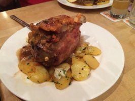 Рулька это печеное мясо, а хамон - вяленое
Основное отличие - отсутствие термической обработки.
Ну и понятно, что рулька печется два часа, а хамон делается 2 года.

Ниже фото (делал сам) - хамон (Барселона) и рулька (Франкфурт)