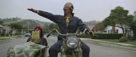 Лучший момент, когда Штакет, ведя мотоцикл, ловит приход и орет про узкоглазых. Чич сидит в коляске, Штакет говорит - я прикрою с фланга и выпрыгивает из седла. И потом идет вопль Чича...
- ЧЁ ЗВ НЕХЕРРР!!! ШТАА-АА-ААКЕЕЕ-ЕЕЕТТ!!!!