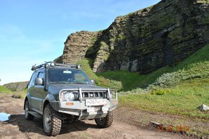 Не в обиду автору - нафига вам бампер от АРБ? Лес валить? Он тяжелый же, зараза...25 кг насколько помню. У меня стоял такой - выглядит внешне, конечно, супер, но для серьезного рубилова, где важен каждый лишний килограмм, лучше поставить обьемную трубчатую конструкцию от Ромы Спринтера (у вас сзади труба его изготовления). Она легче в 5 раз, не менее прочная и есть уже площадка под лебедку.
А то что с переднего моста вода сливается - дело житейское. Выводите сапун моста под капот, а лучше в шнорк и повыше, и не будет у вас никакой воды.
Это мой на Рыбачьем.