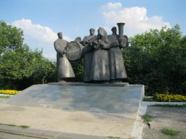 Липецк битлы
Площадь рядом с ними традиционно называют Пеппер.