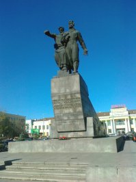 в Екб на вокзале памятник воинам Уральского добровольческого танкового корпуса. В простонародье "под варежкой"