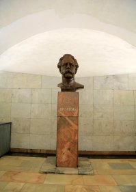 бывшая ст. метро "Площадь Ногина" место называлось "на ноге у головы".