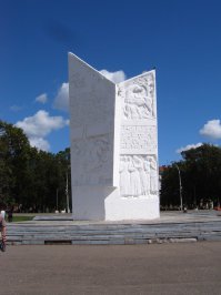 Вологда. Памятник героям Октябрьской революции. В простонародье "зуб" , раньше называли Зуб Дрыгина (по имени первого секретаря обкома, при котором этот памятник появился)